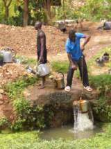 <p>Agriculteur ghanéen puisant de l'eau d'irrigation dans un canal d'eaux usées<br class='manualbr' />(photo IWMI)</p>