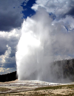  <p><small>Geyser dans le Parc national de<br class='manualbr' />Yellowstone, USA <small><i>(photo Jon Sullivan)</i> </small></small></p>