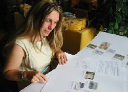  <p>Michèle Martin préparant les panneaux<br class='autobr' />
de son exposition (photo acqueduc.info)</p>