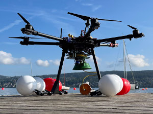  <p><small>Le drone MEDUSA lors des vols d'essais<br class='manualbr' />sur le lac de Zurich <small><i>(© Empa)</i></small></small></p>
