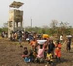  <p>L'eau à la pompe : un équipement<br class='autobr' />
qui change la vie quotidienne du village (Photos IAS - B.Béroud)</p>