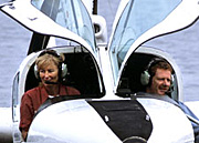  <p>Margi et Gérard Moss à bord de leur hydravion 'Talha-mar'</p>