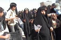  <p><strong>Opération de distribution<br class='manualbr' />de sacs d'eau en Irak </strong><br class='manualbr' />Environ un million et demi de sacs d'eau potable ont été distribués l'an dernier en Irak par le CICR à des personnes déplacées, aux hôpitaux en manque d'approvisionnement et dans d'autres situations d'urgence. <i>(Photo © CICR)</i></p>