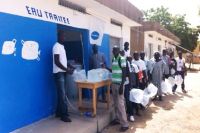  <p>Felix exploite un kiosque baptisé Diam'o (eau de la paix)<br class='manualbr' />à Niakhar, au Sénégal.<br class='manualbr' />L'eau potable qu'il produit est vendue à bas prix, par quantité de 5 l ou 20 l.<br class='manualbr' />Au bout de quelques jours, une file d'attente se forme<br class='manualbr' />devant sa petite entreprise.<br class='manualbr' />(© Swiss Fresh Water)</p>