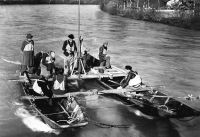  <p>Mesure du débit en 1944 : une équipe composée d'un ingénieur, d'un secrétaire, d'un auxiliaire et de pontonniers traverse l'Aar sur deux barques plates. Le moulinet hydrométrique attaché à une perche était placé dans l'eau. (Photo © Archives OFEV)</p>
