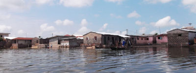  <p>Guézin, village sur le Lac Ahémé : le manque de voirie et d'assainissement est préjudiciable à la qualité des eaux</p>